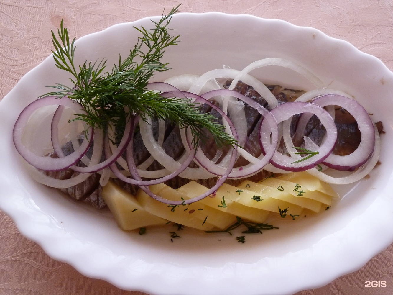 Салат под водочку с мясом и маринованным луком