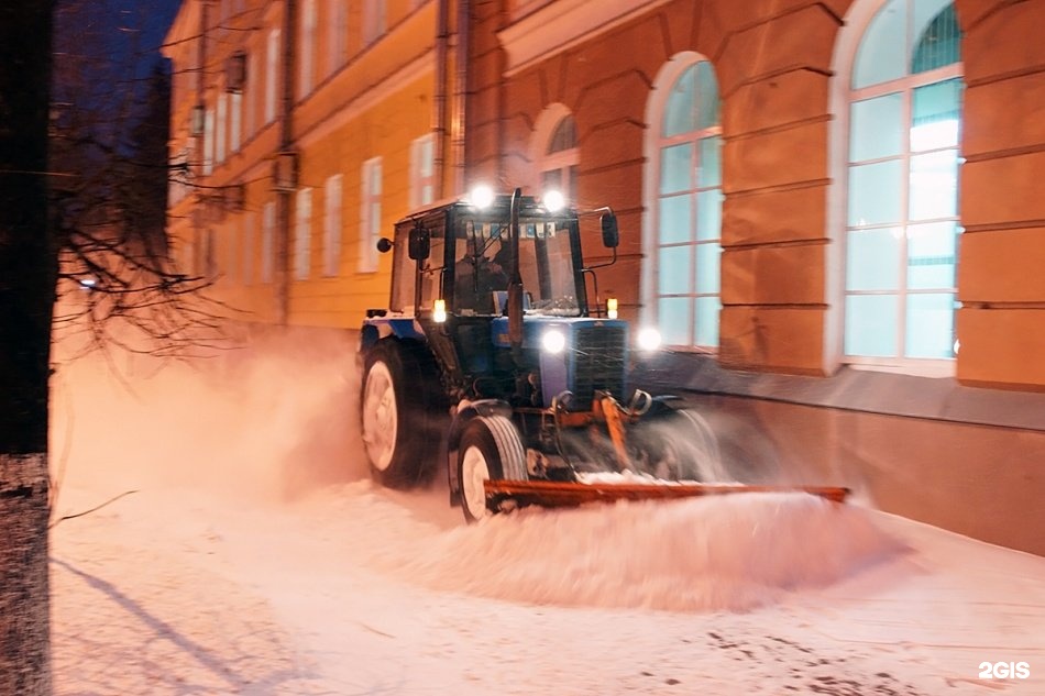 Трактора чистят дороги. Трактор МТЗ 82 уборка снега. МТЗ 82 уборка снега. МТЗ 82 уборка улиц. Трактор для чистки снега.