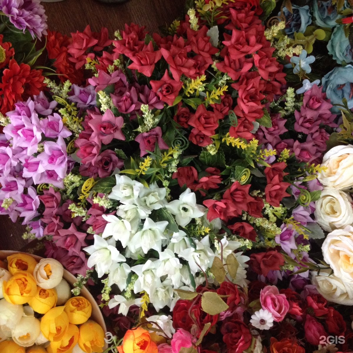 Flowers нижний новгород. Искусственные цветы на родительский день. Тренд букеты цветы много. Стеллажи для искусственных цветов на родительский день. Эстония цветок фото.