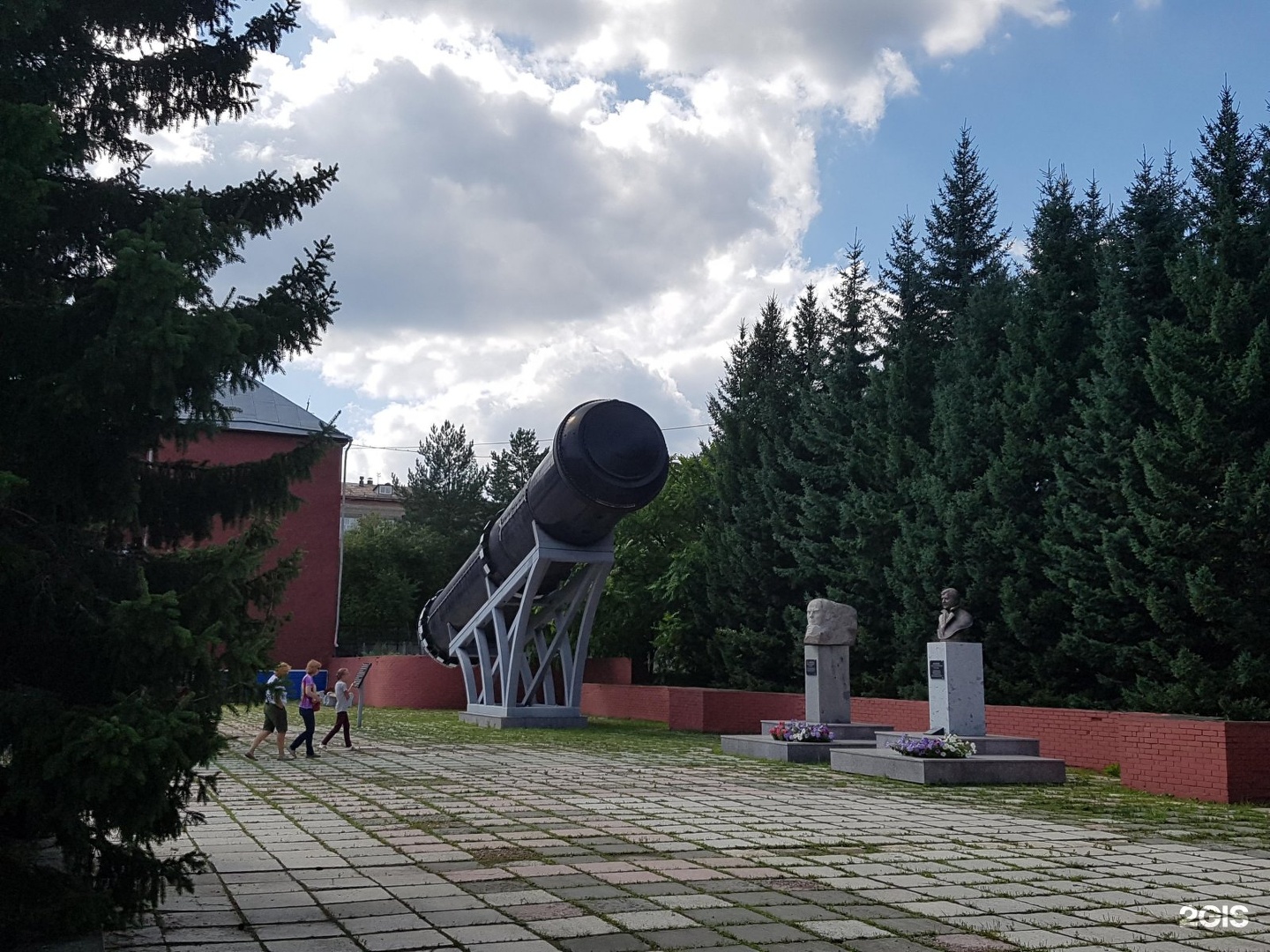 Б бийск. ФНПЦ Бийск. НПО Алтай Бийск. АО ФНПЦ Алтай. Памятник возле ФНПЦ Алтай.