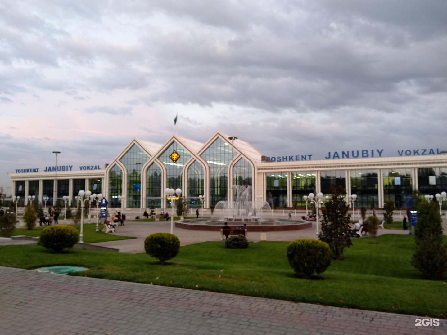 ЖД вокзал Ташкент Южный. ЖД вокзал Навои. Ташкент ЖД вокзал с переди.