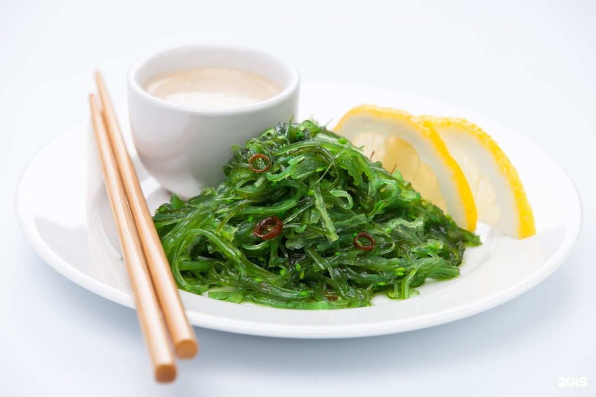 Салат из водорослей чука. Чука вакаме. Японские водоросли чука. Хияши вакаме.