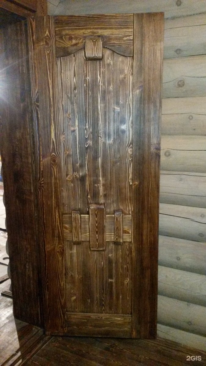 Купить деревянную дверь б у. Двери массив сосны брашированные. Двери состаренные деревянные. Дверь состаренное дерево. Массивная деревянная дверь.