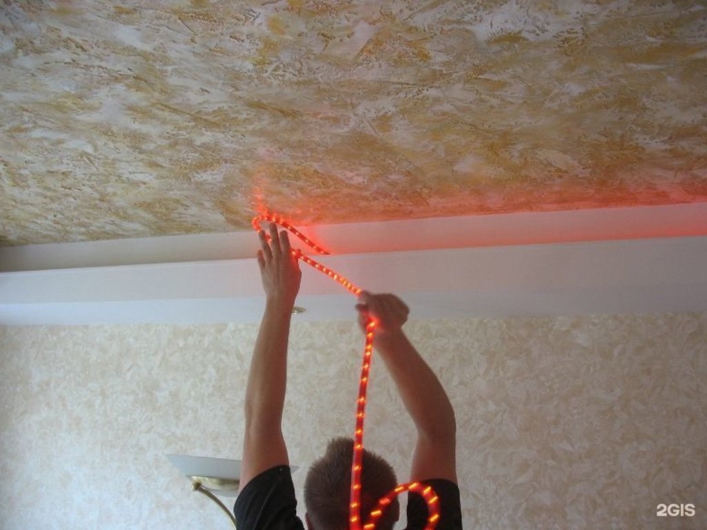 Как крепится подсветка. Светодиодная лента на потолок. Монтаж диодной ленты на потолок. Монтаж светодиодной ленты на потолке. Светодиодная Летка Креплениена потолок.