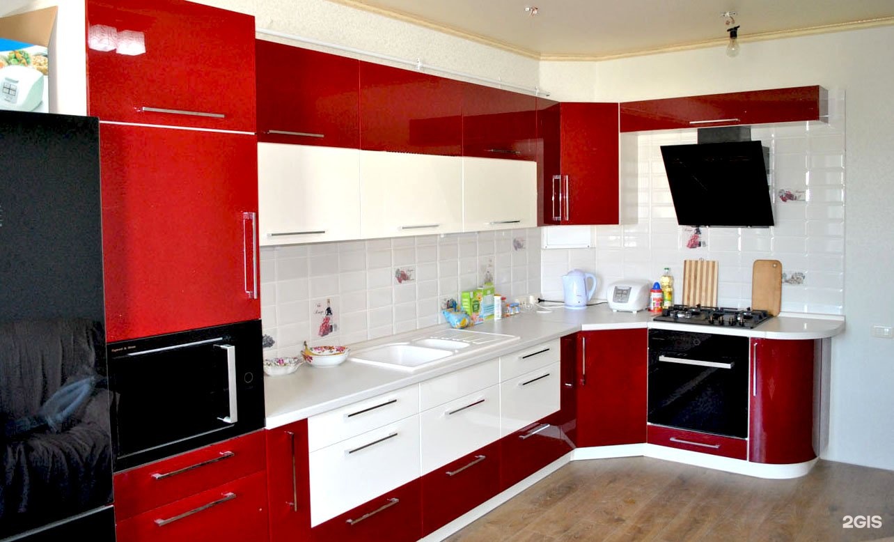 Красная кухня с белым верхом