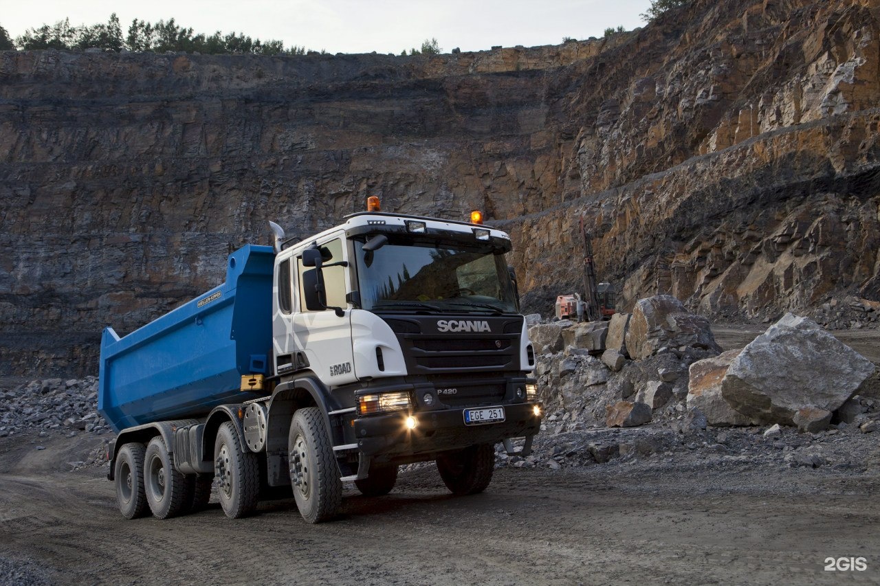 Водитель самосвал приморский край. Водитель самосвала Скания. Самосвал Scania p6x400 2010г.в.. Водитель автосамосвала. Самосвал вахта.