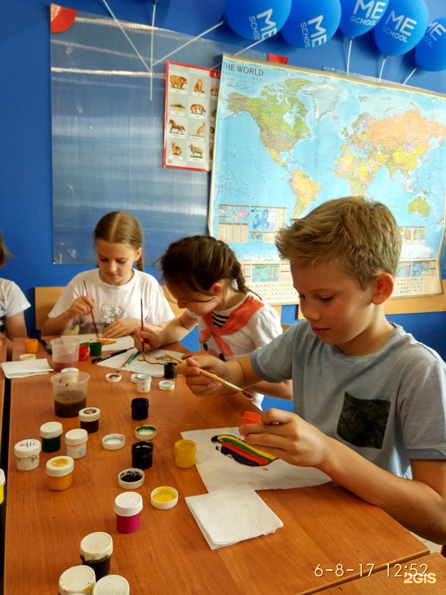 Me school. Школа английского языка. Школы английского языка в Москве для детей. Инглиш скул Строгино. Новый год в английской школе Москва.