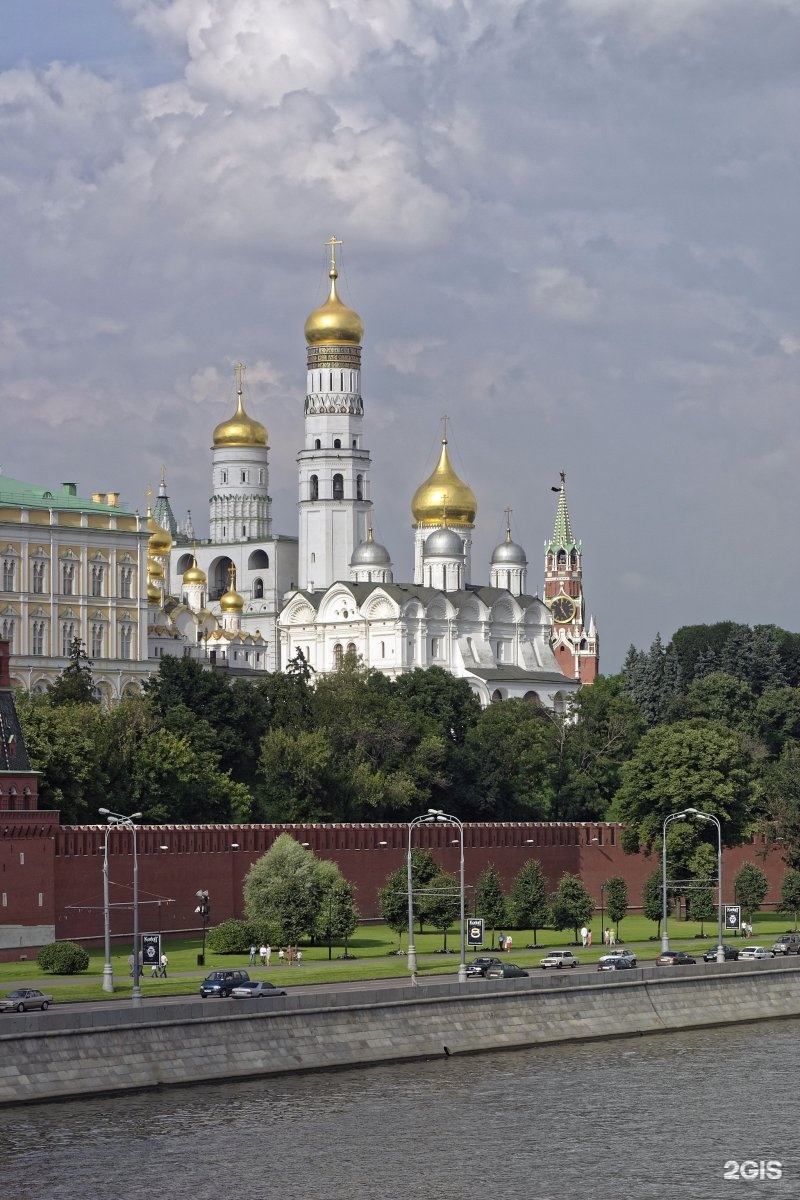 Каким был 1 кремль. Храм в Кремле Москва с завитушками.