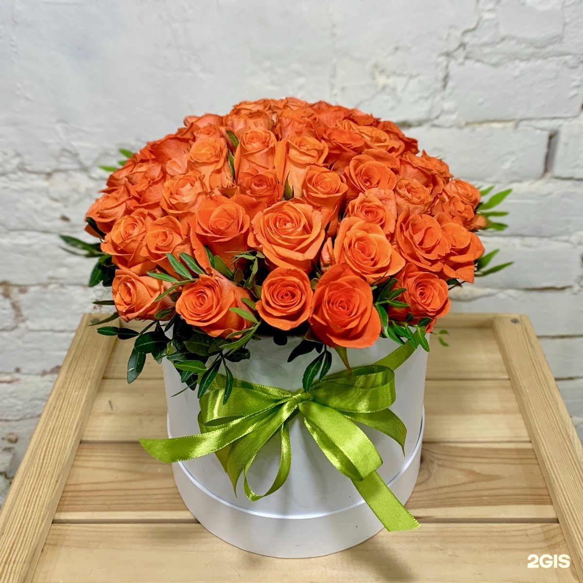 Оранжевые розы букет в коробке