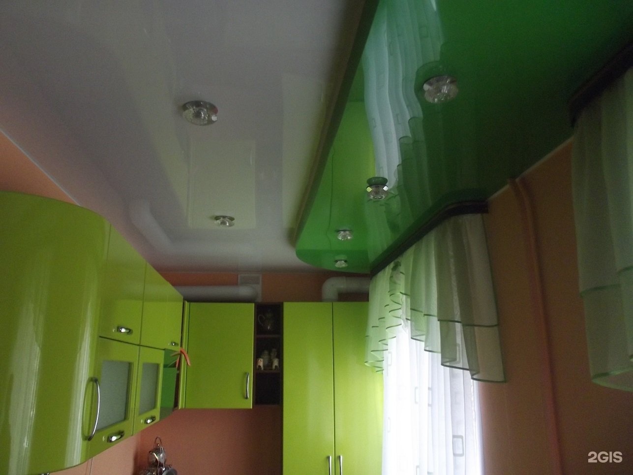 Двухцветный потолок в маленькой кухне
