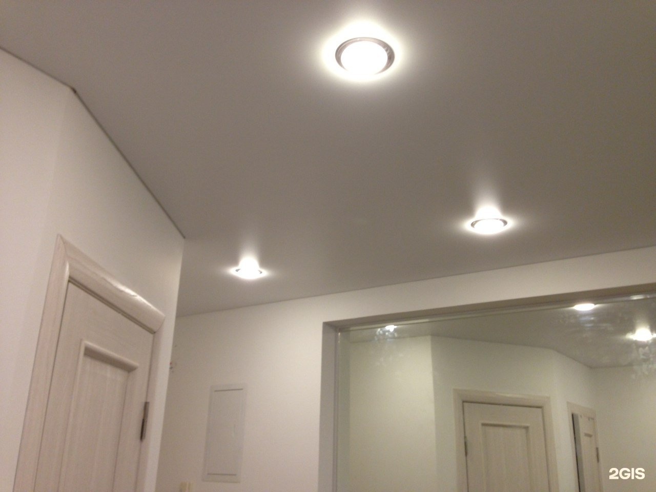 Лампочки в коридоре на натяжном потолке фото