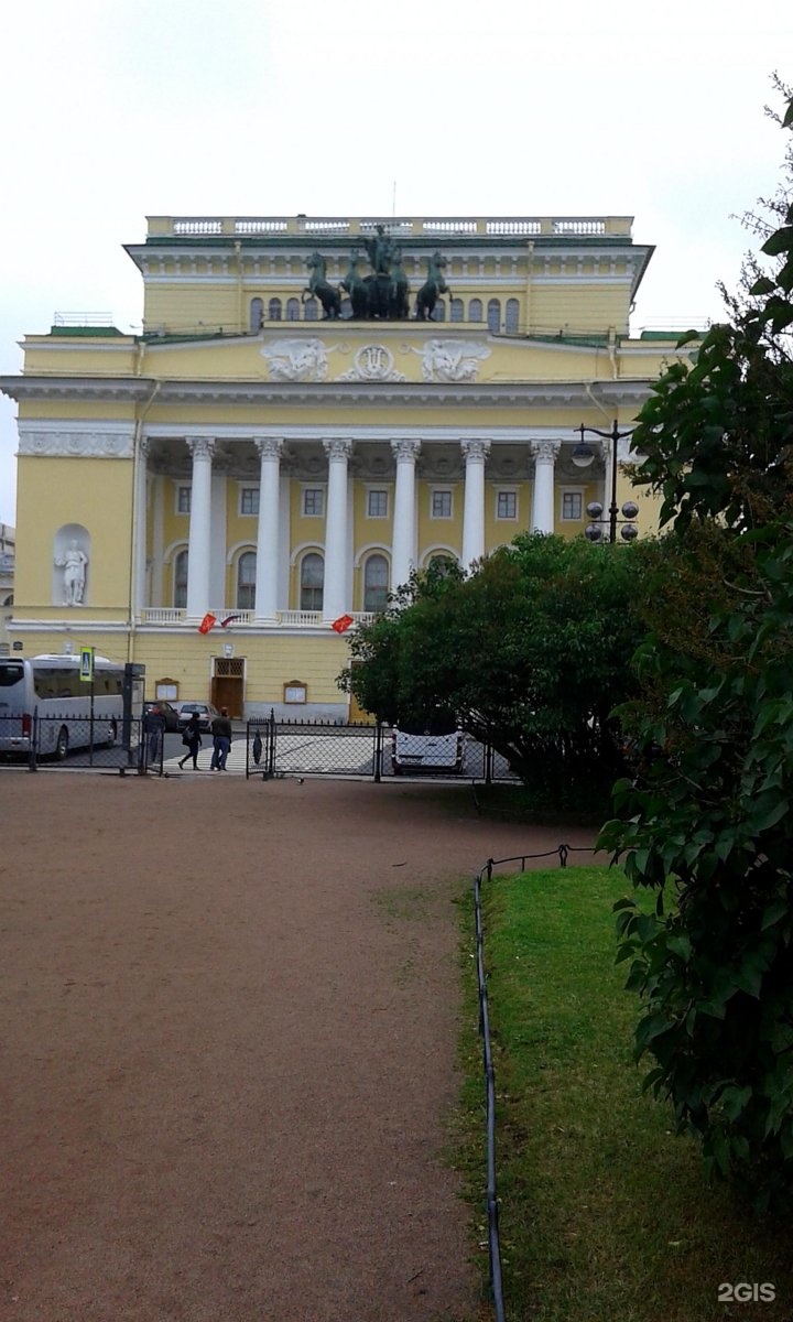 Театральная площадь санкт петербург отзывы. Площадь Островского Александринский театр. Площадь у Александринского театра. Площадь Островского 6. Отель Театральная площадь Санкт-Петербург.