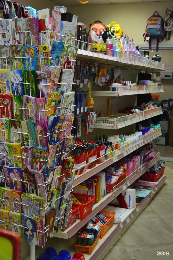 новочеркасский проспект 49/20 двор. канцелярская мекка санкт петербург. торговая лавка в мекке. выкладка открыток в магазине. канцелярия санкт-петербург.