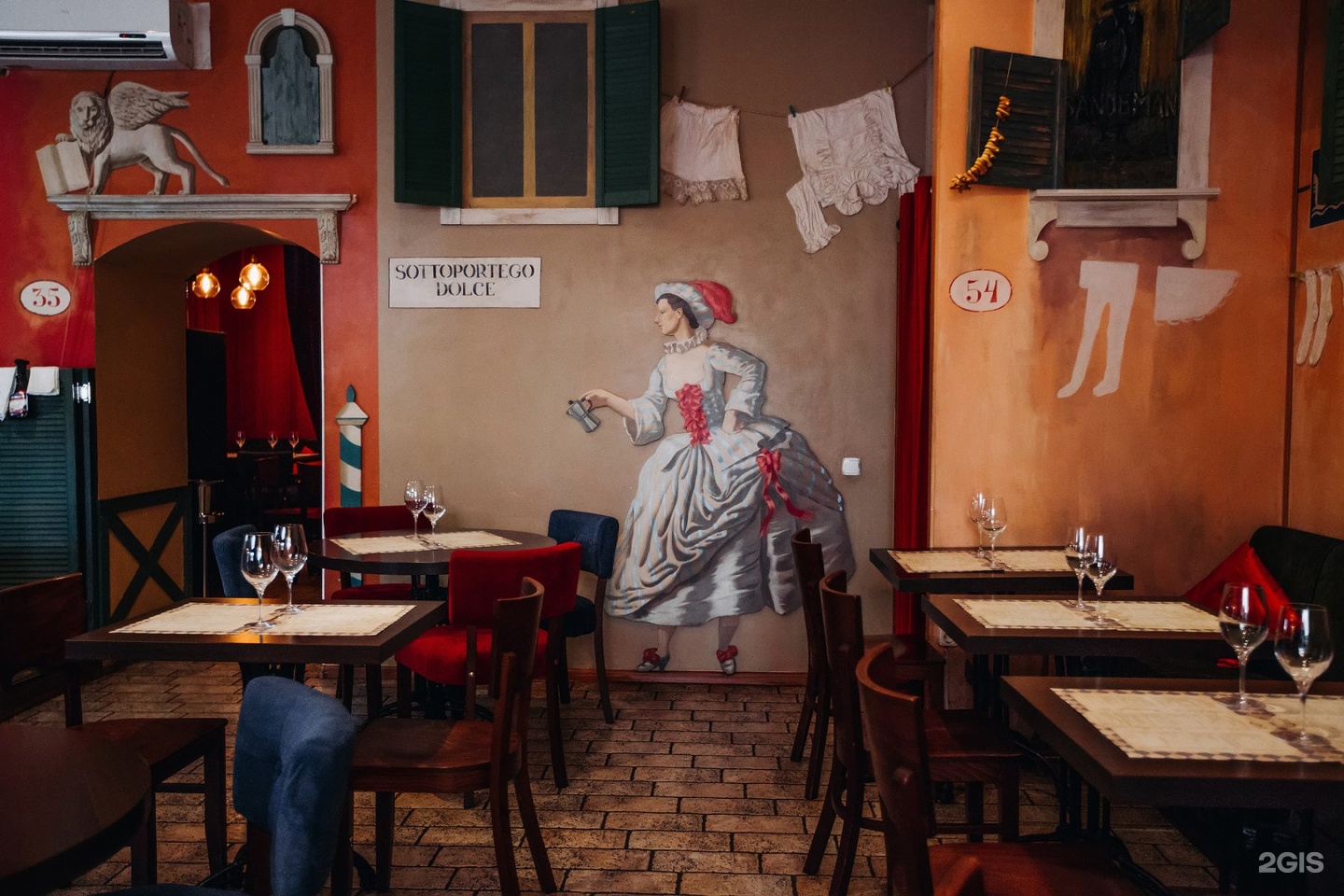 Italy санкт петербург. Little Italy ресторан СПБ. Кафе Италия Бакунина. Ресторан маленькая Италия Санкт Петербург. Ресторан маленькая Италия на итальянской в Санкт-Петербурге.