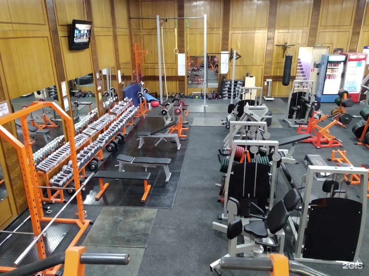 Спортзал красное село. Абонемент в фитнес манхэттен. Красный спортзал. Спортзал красное село. Бастион тренажёрный зал.