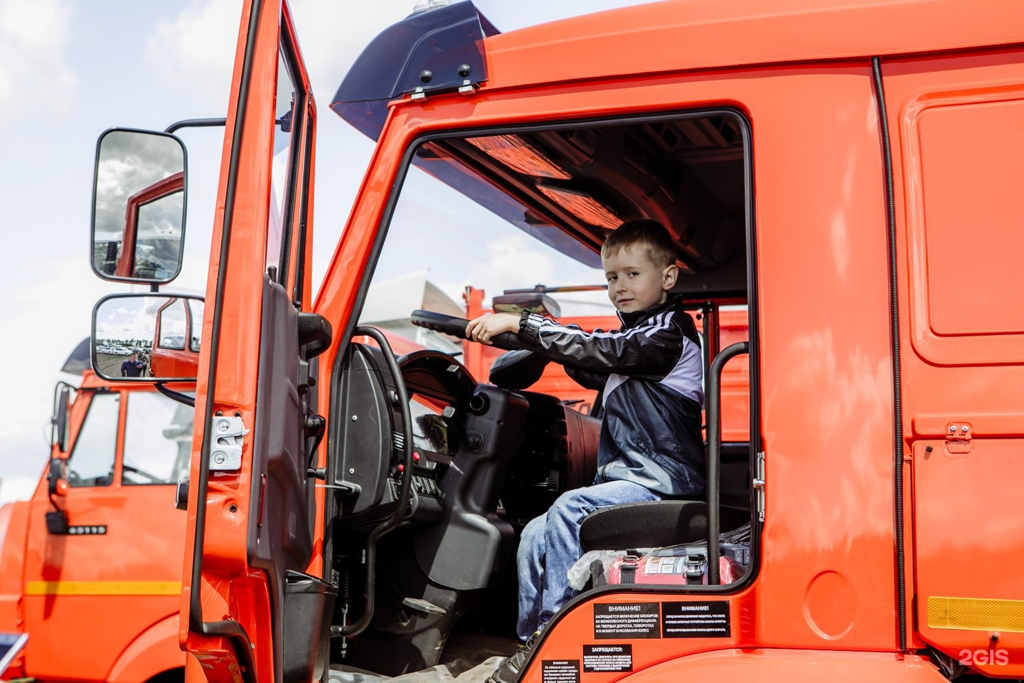 Id kamaz barnaul. Автосалон КАМАЗ. Дилер КАМАЗ. КАМАЗ 46115. Визитки автоцентров КАМАЗ.