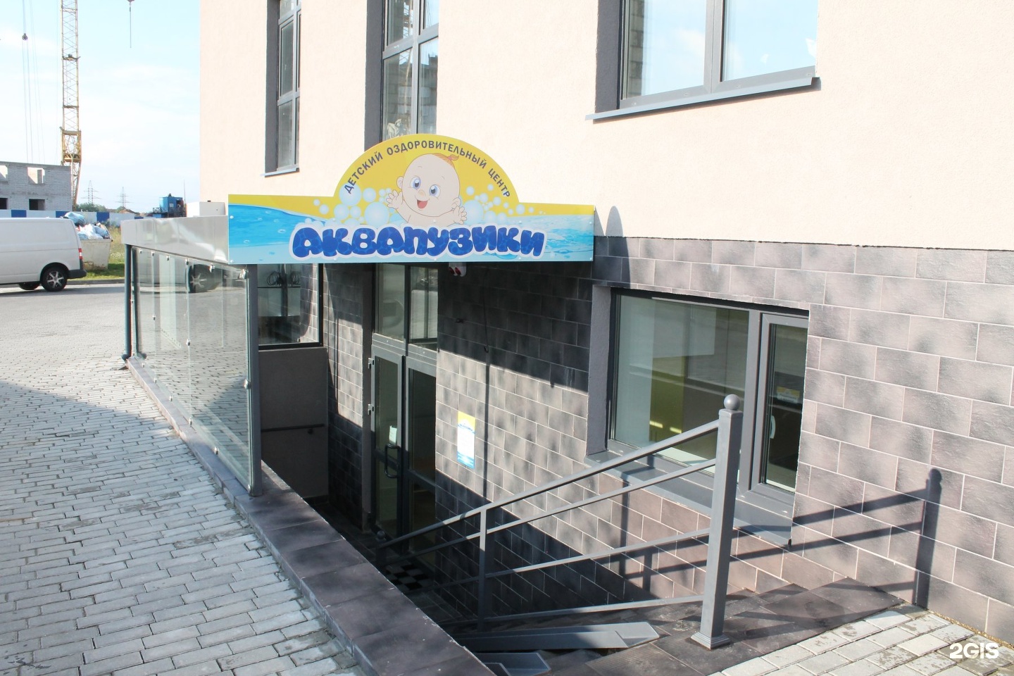 малыши плавают в бассейне с тренером. аквапузики бассейн. аквапузики бассейн. аквапузики калининград. аквапузики калининград.