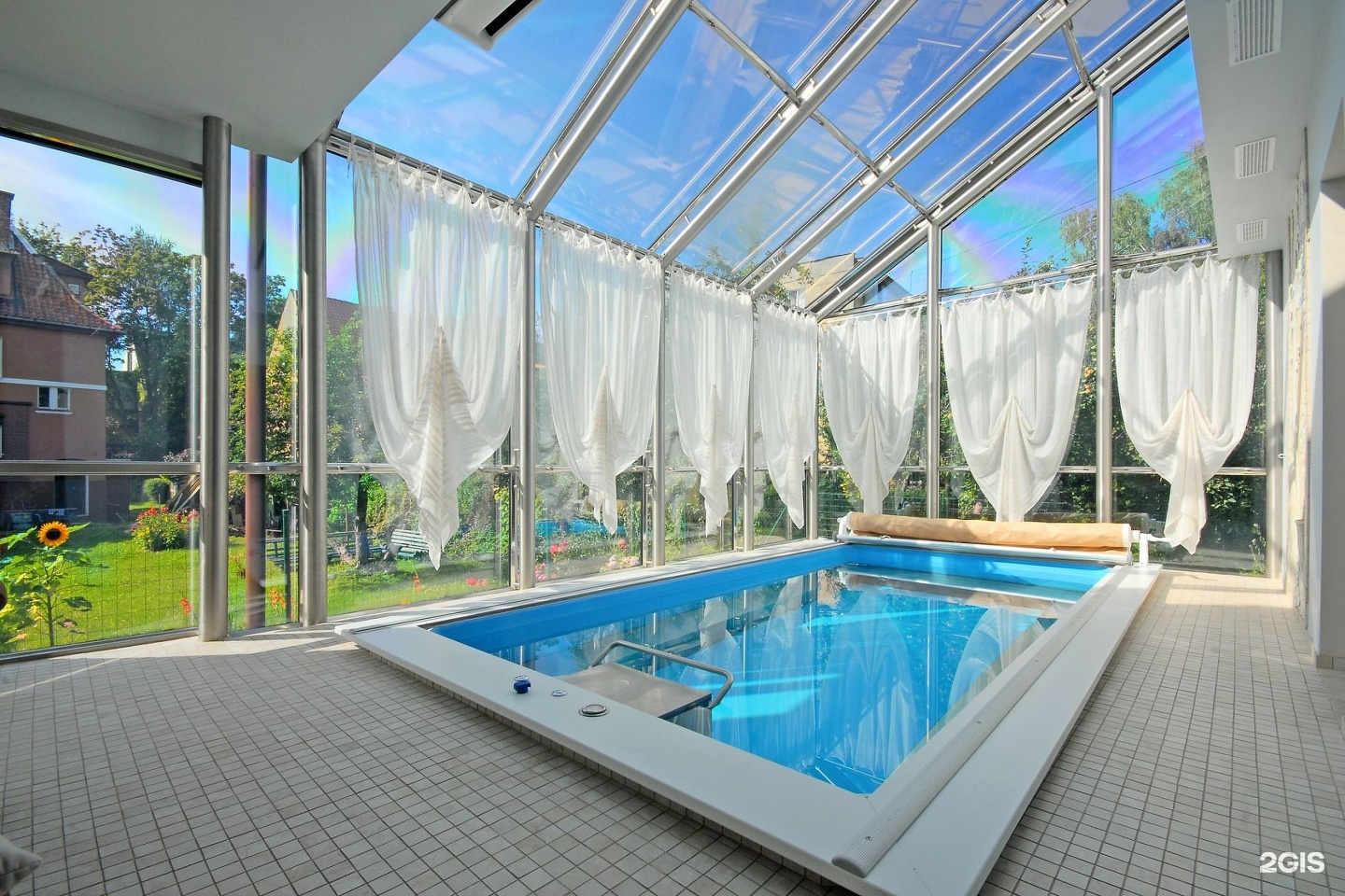бассейн со стеклянной крышей