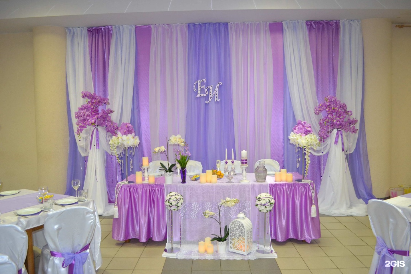 Украшение зала на свадьбу в фиолетовом цвете