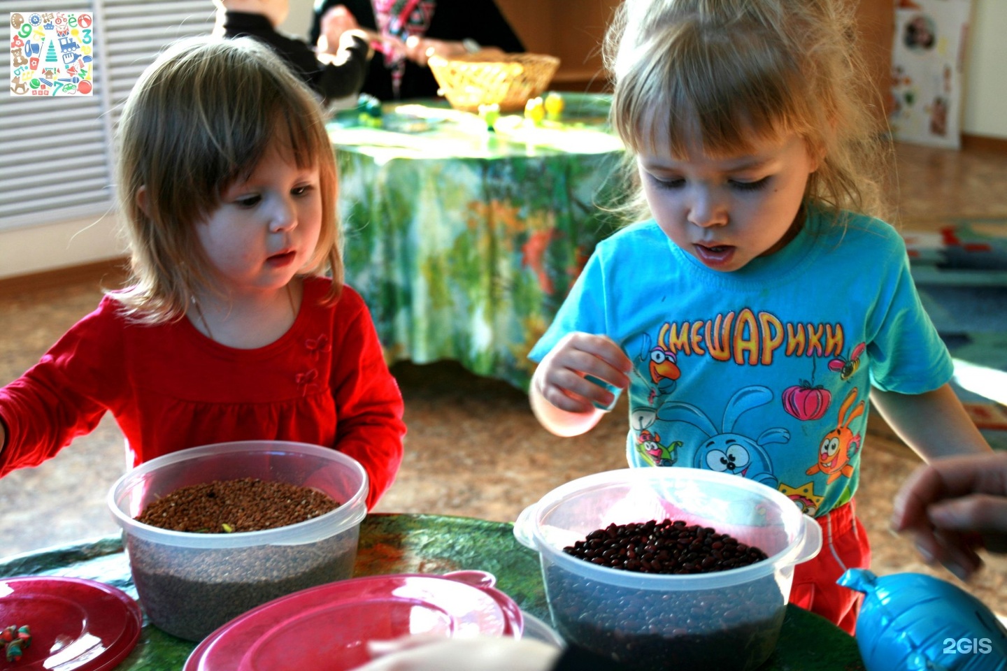 логопед тверь. воспитатель помогает ребенку. монтессори дети. академия малышей педагоги астрахань набережная 1 мая. семейный центр остров в юности тверь.