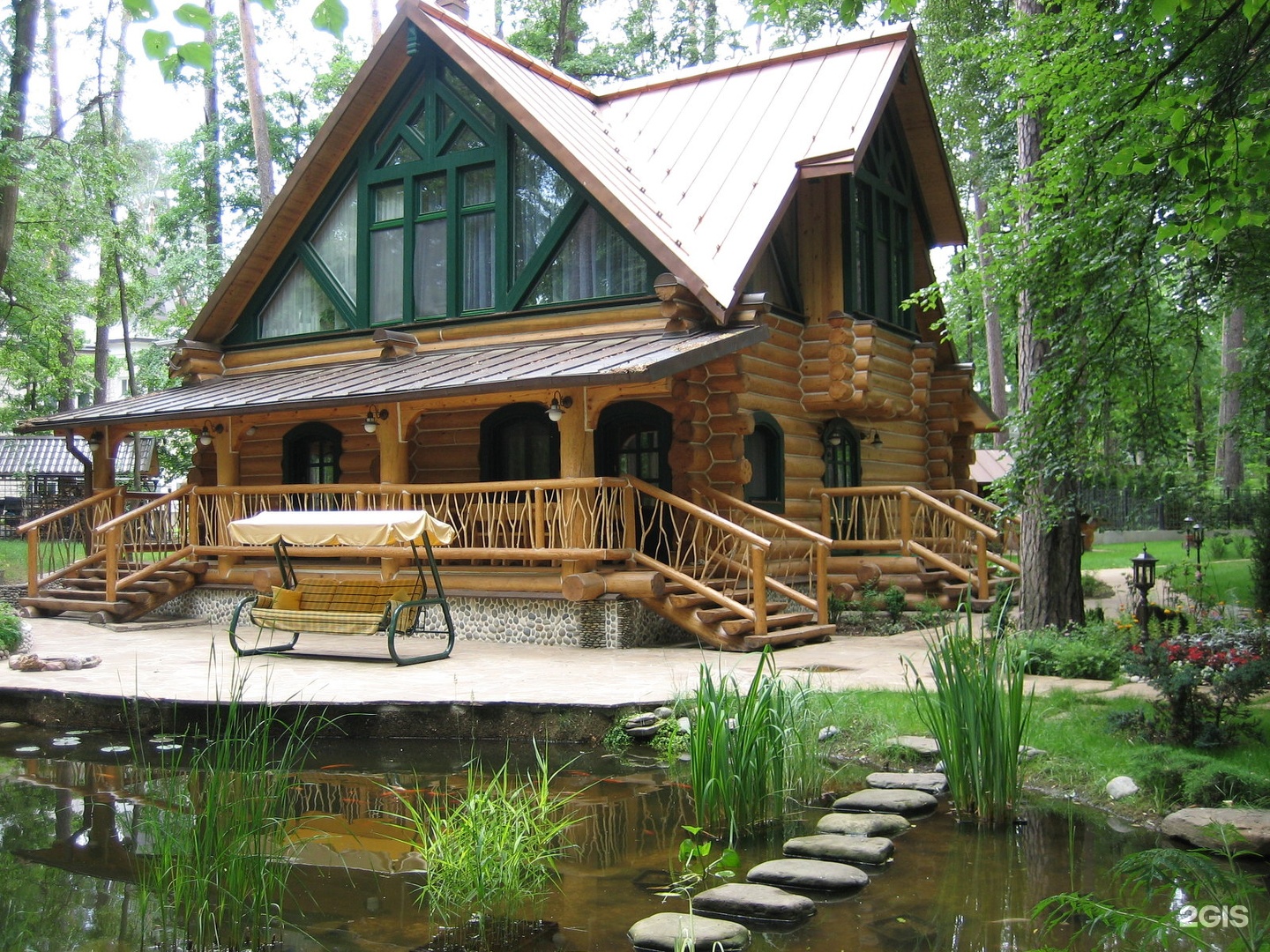 Лучшие качества дачи. Дом у пруда. Красивые деревянные дачи. Деревянный дом у пруда. Загородный дом с прудом.