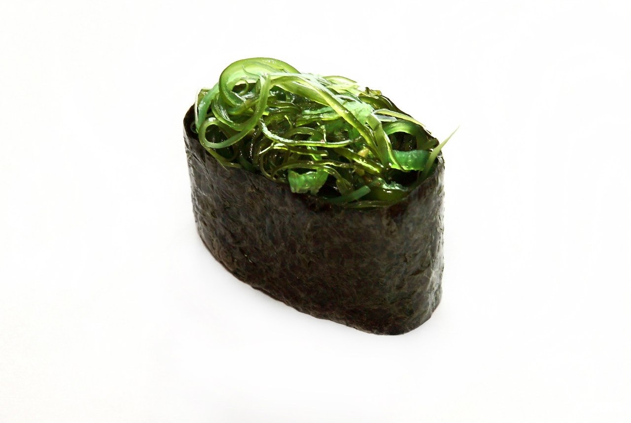 Соленые водоросли. Суши с водорослями чука. Маринованные водоросли. Домашний тофу паштет с водорослями нори. Yoko sushi.