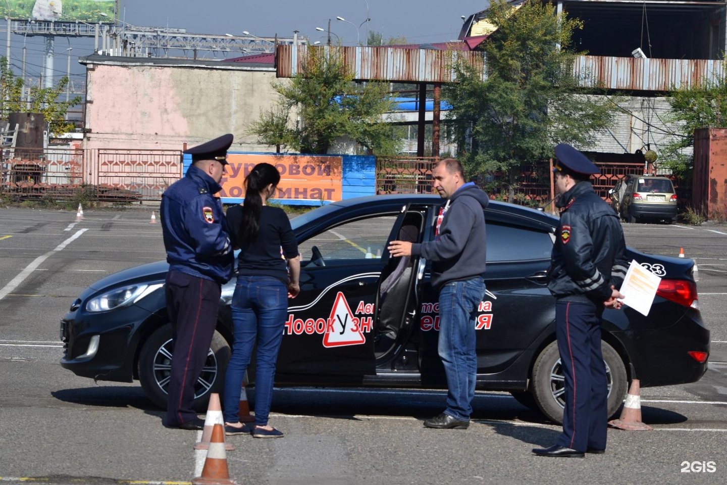 Новокузнецкая автошкола. Новокузнецкая автошкола Новокузнецк. Автошкола Новокузнецкая сотрудники. Автошкола Новокузнецкая инструктора фото. Автошкола Новокузнецкая фото.