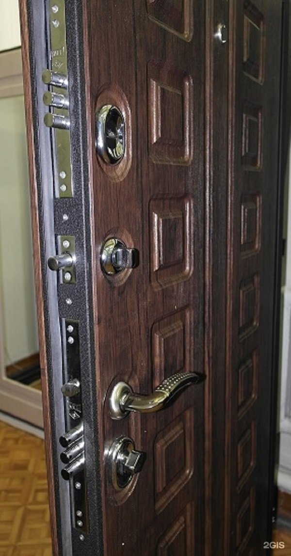 Толстая дверь входная. Входная дверь с двумя цилиндровыми замками. Дверь бронированная входная. Железные бронированные двери. Бронированная дверь в квартиру.