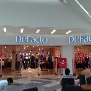 Фото от владельца DeFacto, сеть бутиков одежды и аксессуаров
