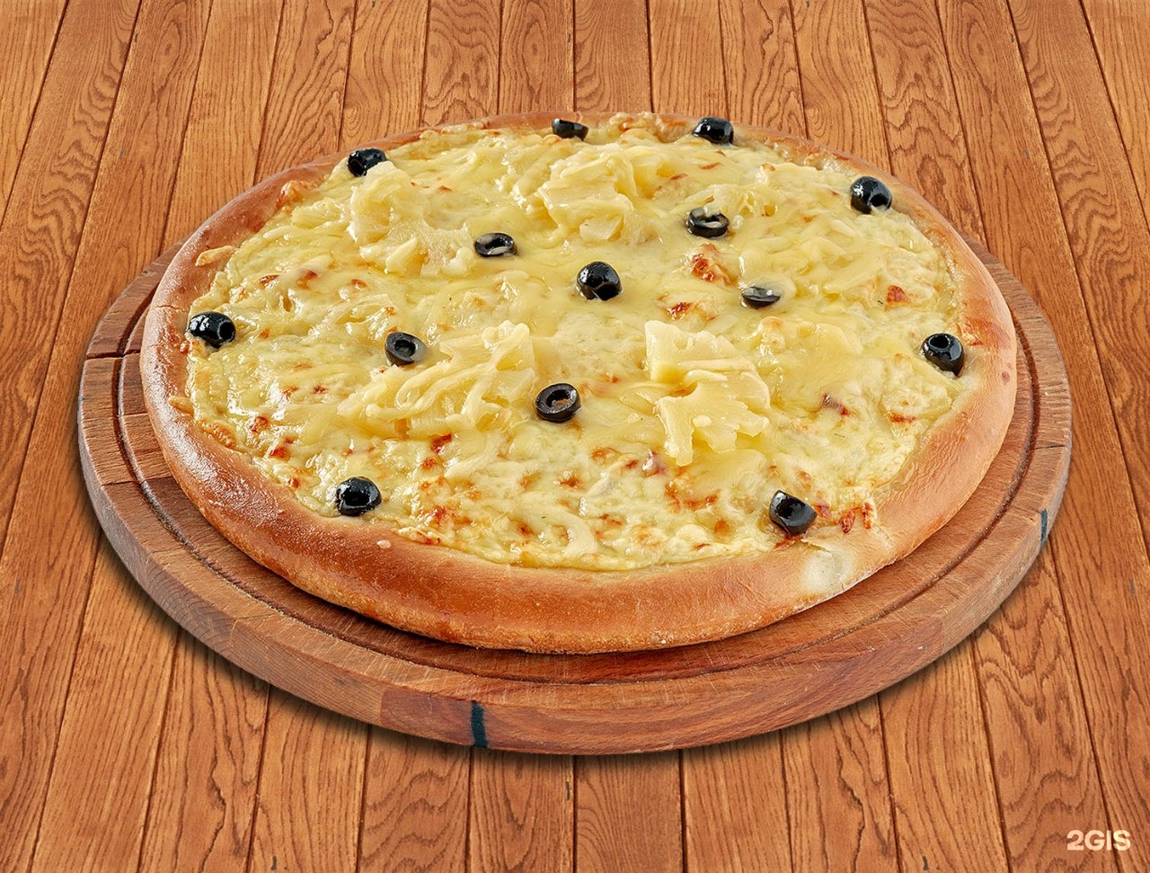 Пицца с ананасами и колбасками и оливками