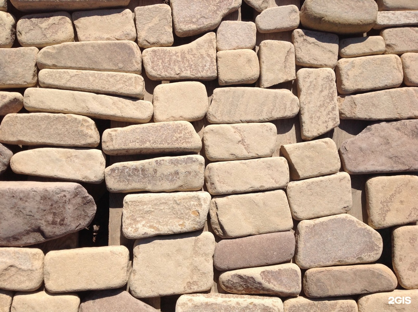 Купить камень саратов. Камень строительный материал. Камень для стройки. Природные камни строительные. Каменные природные строительные материалы.