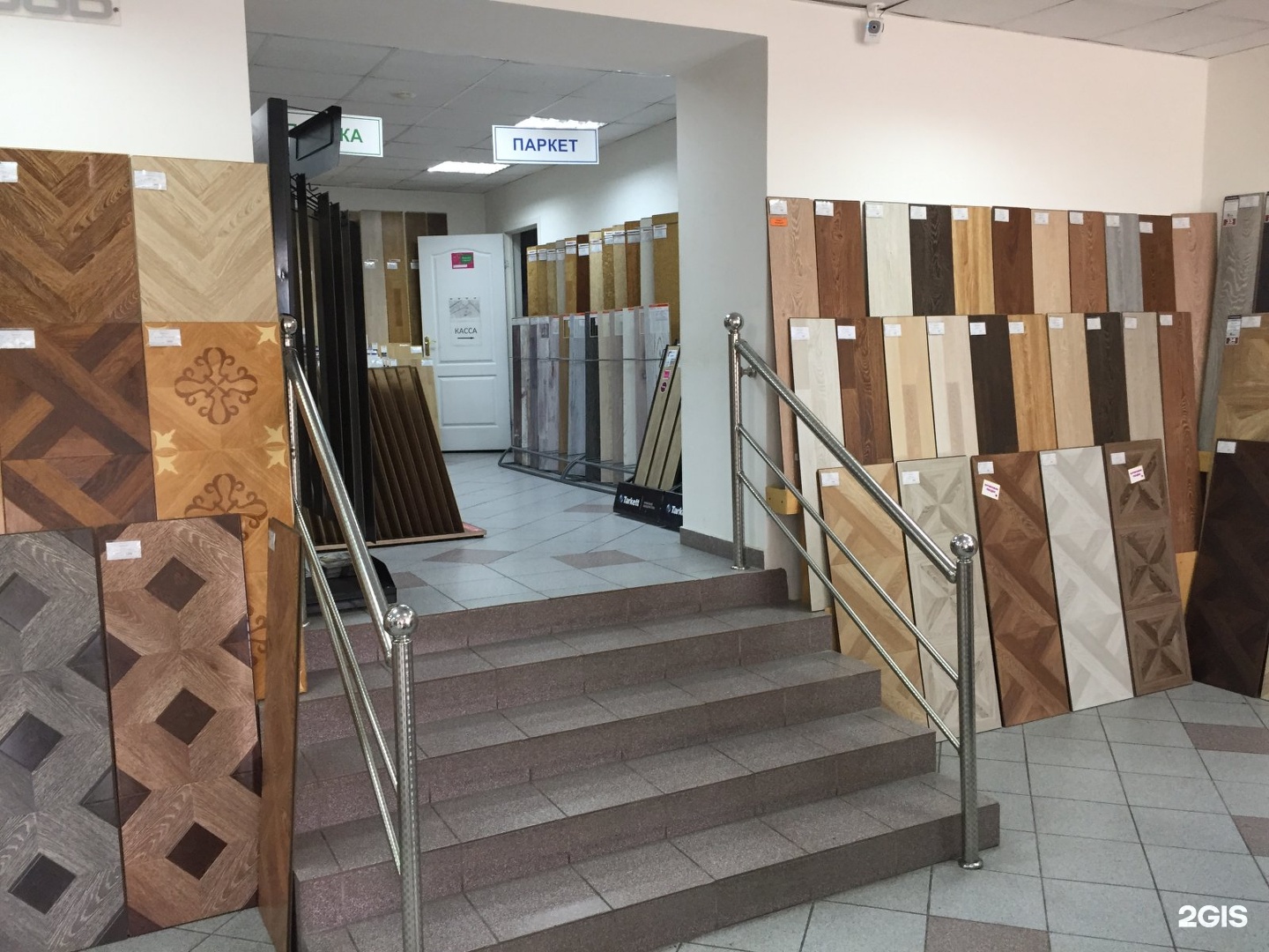 Flooring stores. Салон напольных покрытий. Фирменный магазин напольных покрытий. Ламинат ттт Красноярск Добровольческой бригады. Ламинаттт магазин Красноярск.