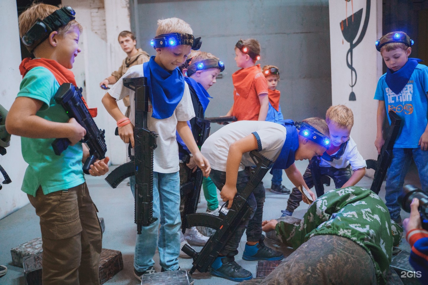 Город злодеев лазертаг красноярск. Пейнтбол страйкбол лазертаг. Лазертаг в красноярске для детей. Аванпост лазертаг красноярск на телевизорной. Пейнтбол с лазером.