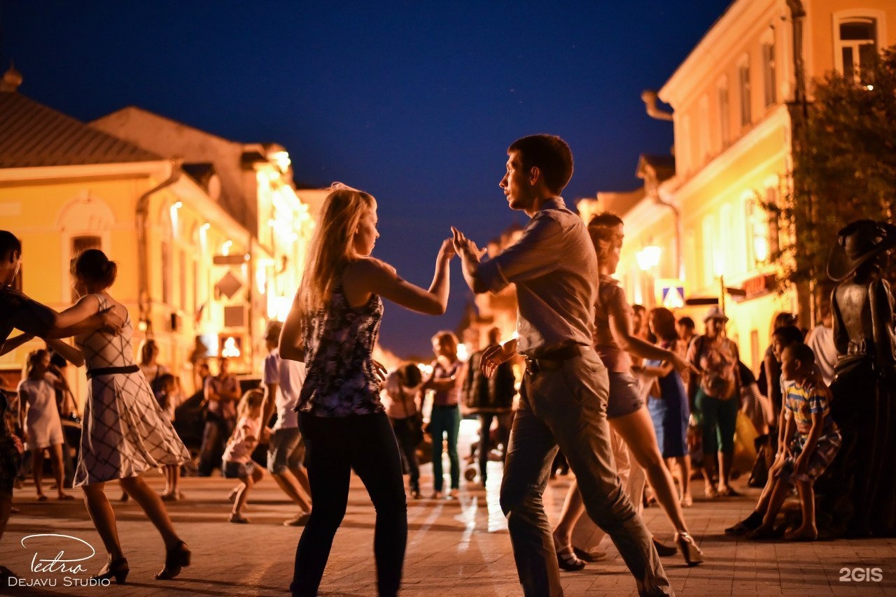 Песни танцы на улице