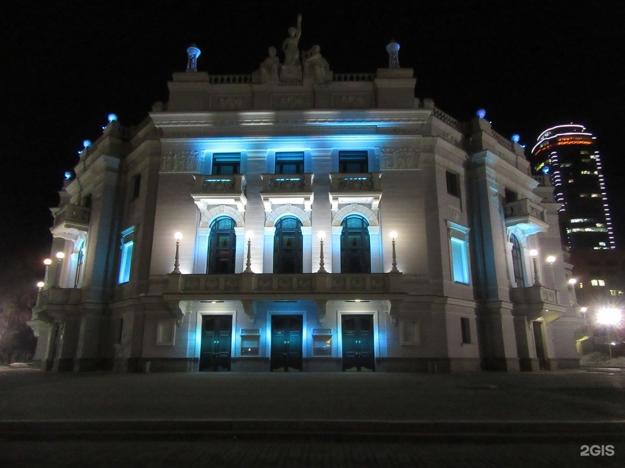 Театр оперы и балета Екатеринбург ночью