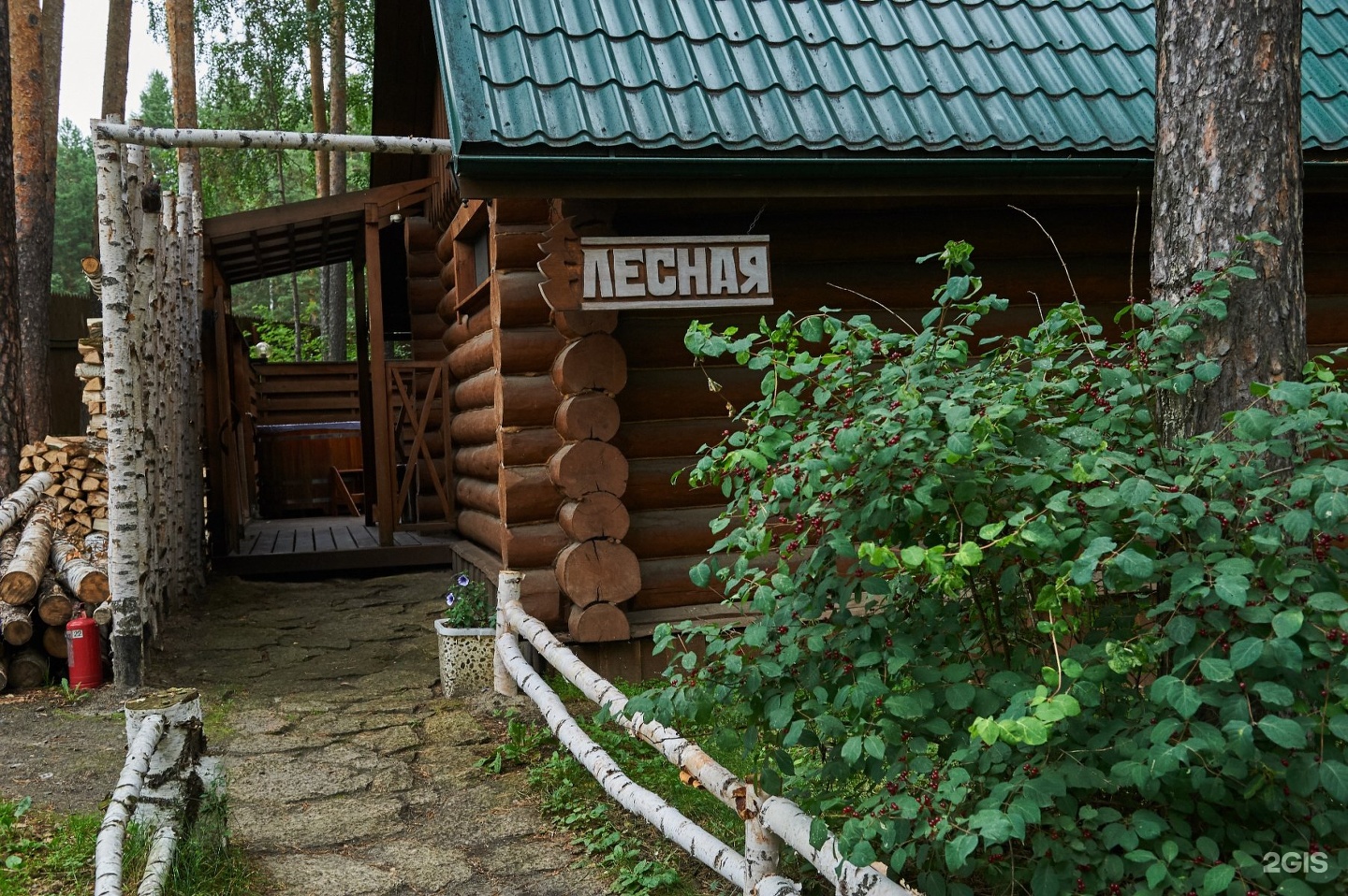 Загородный клуб екатеринбург. Баня в Лесном массиве. Загородный клуб паровоз. Баня на Лесном участке. Паровоз бани Екатеринбург.