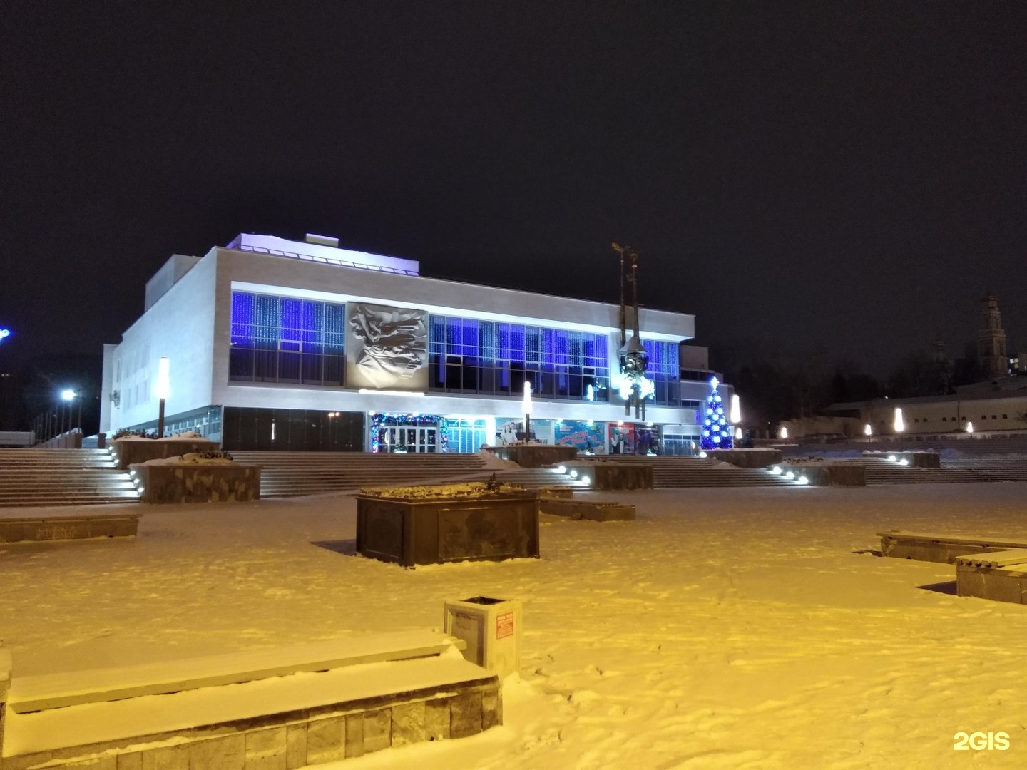 Тюз екатеринбург адрес. ТЮЗ Екатеринбург парковка. Екатеринбургский спальни театр юного зрителя.