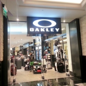 oakley store dubai