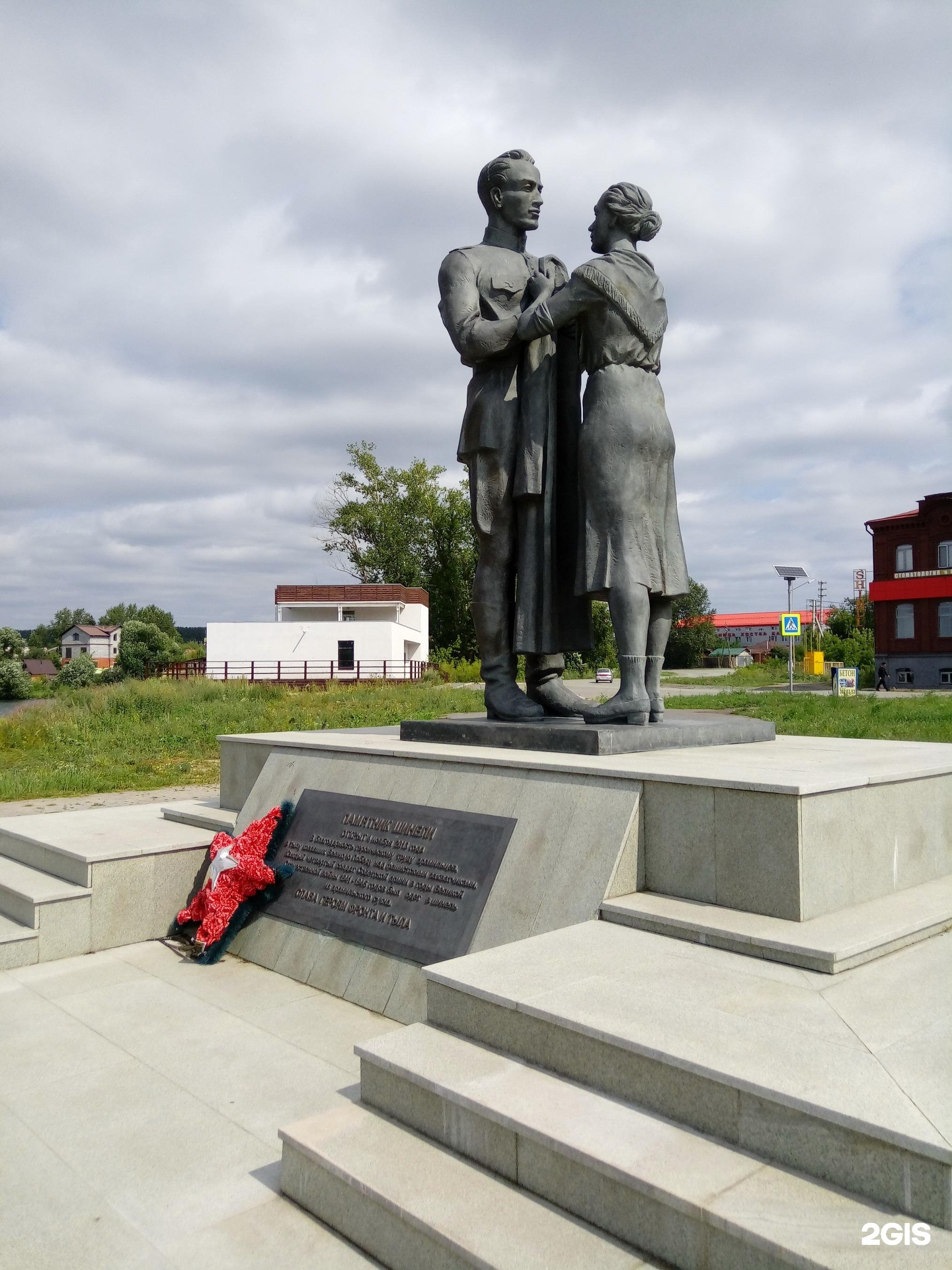 Памятник девушка в шинели Каховка. Музей шинели Арамиль.