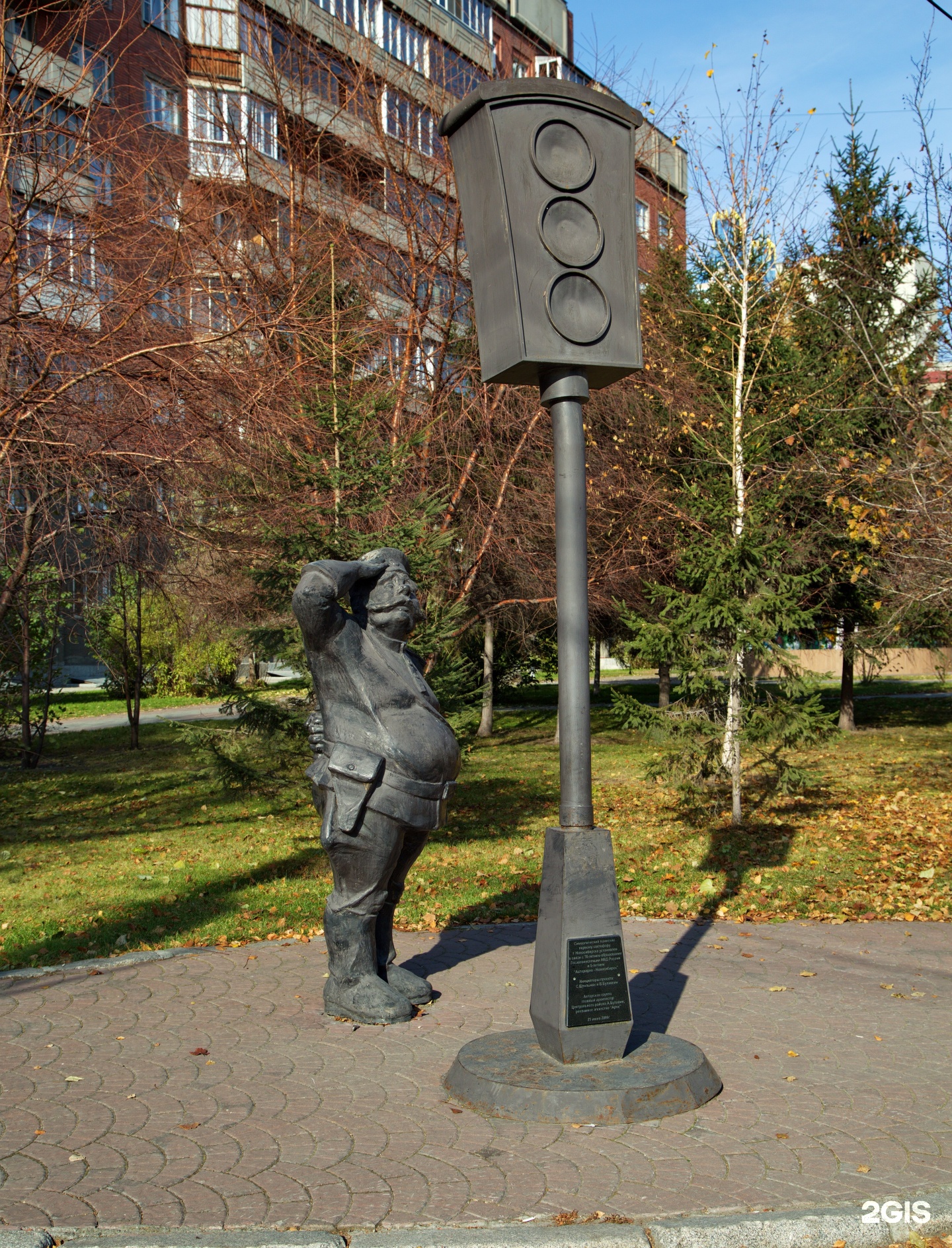 Памятники в новосибирске. Памятник первому светофору в Новосибирске. Памятник первому светофору Серебренниковская Новосибирск. Памятник светофору Новосибирска 2021. Памятник светофра Новосибирск.