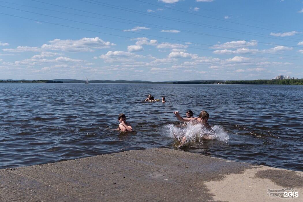 Где покупаться в спб. Пляж на реке. Купание в озере. Пляж на речке. Пляж на озере.