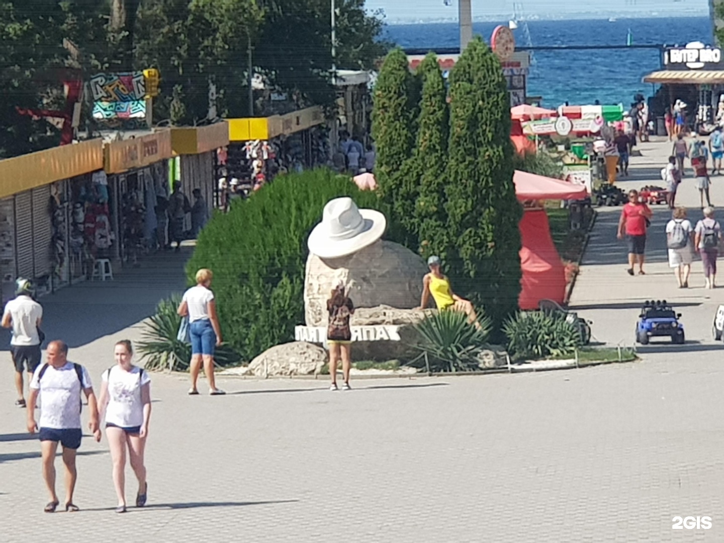 Памятник белой шляпе в анапе