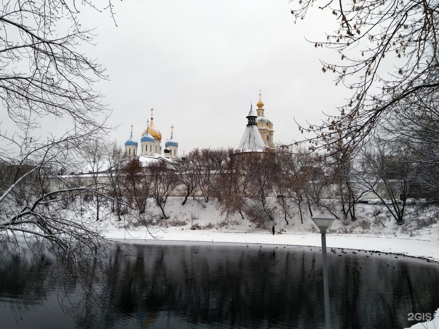 Крестьянский монастырь. Новоспасский монастырь осенью фото.