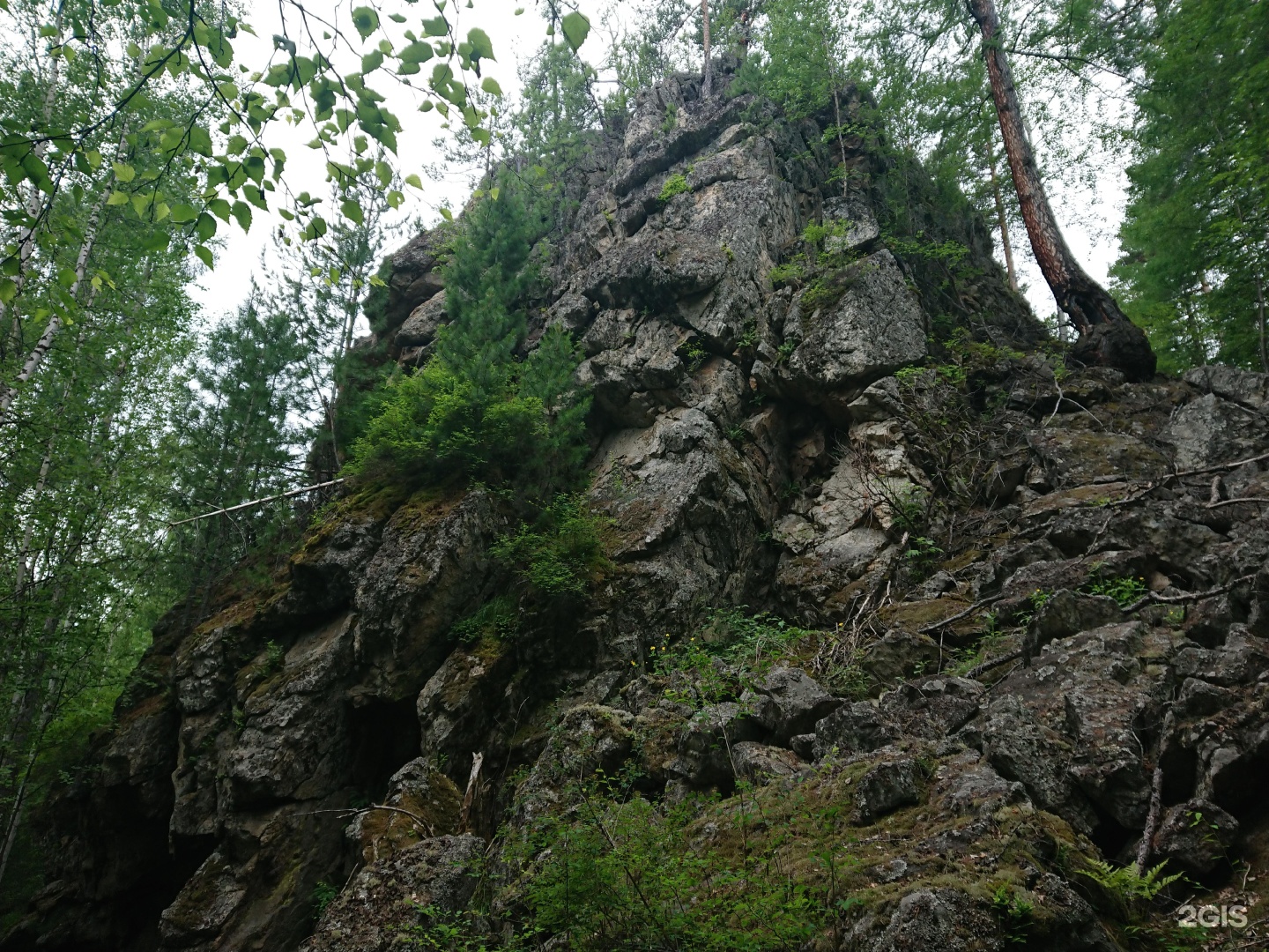 Сошел с тропы. Скала ворона Иркутск. Скала у Сергэ летом.