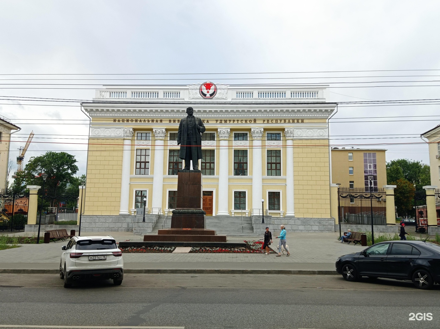 Республика советская 18. Национальная библиотека Удмуртской Республики. Национальная библиотека Удмуртской Республики Ижевск. Памятник Ленину Ижевск Советская 11. Памятник Ленину на фоне библиотеки Удмуртии.