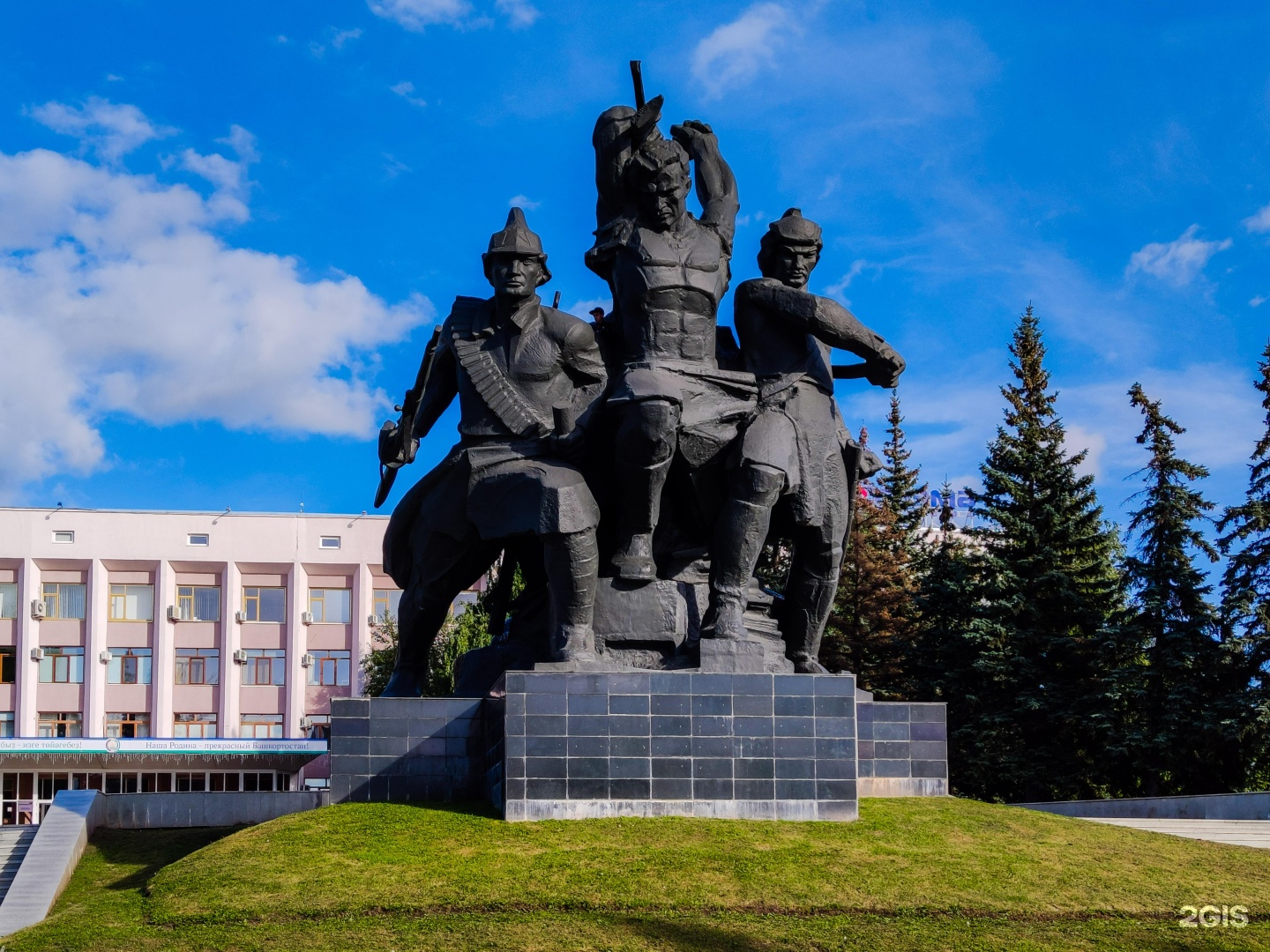 Памятники уфы фото. Памятник героям Октябрьской революции Уфа. Памятник героям Октябрьской революции и гражданской войны Уфа. Памятник борцам революции Уфа. Монумент героям гражданской войны Пермь.