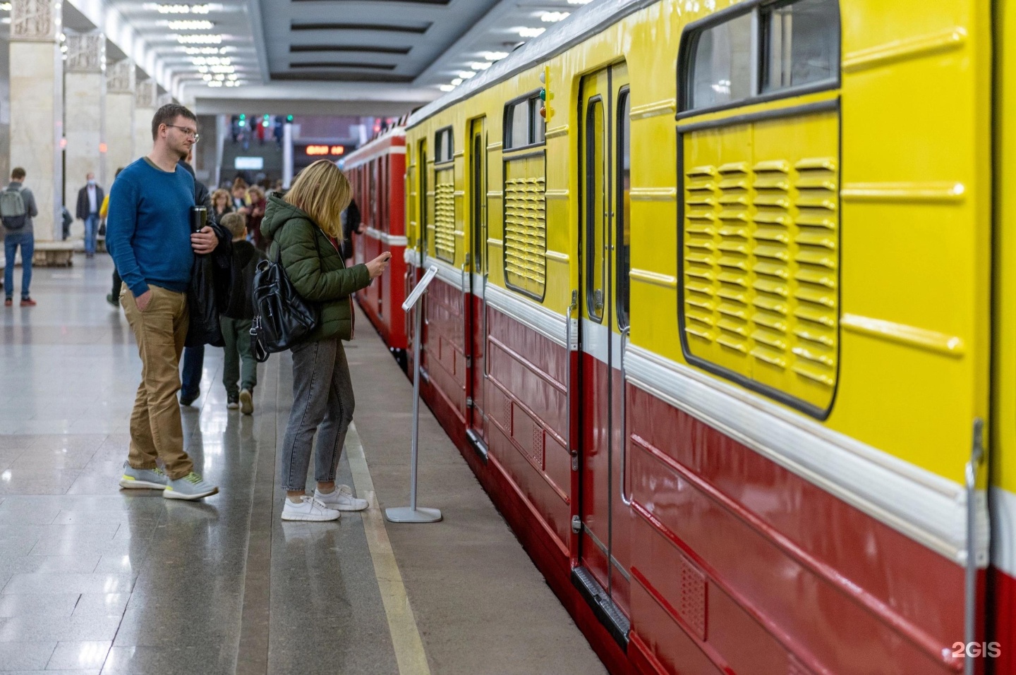 3 специальная. Выставка вагонов метро на Партизанской. Выставка ретро вагонов метро на Партизанской 2022. День открытия метрополитена. Пассажиры на вокзале.