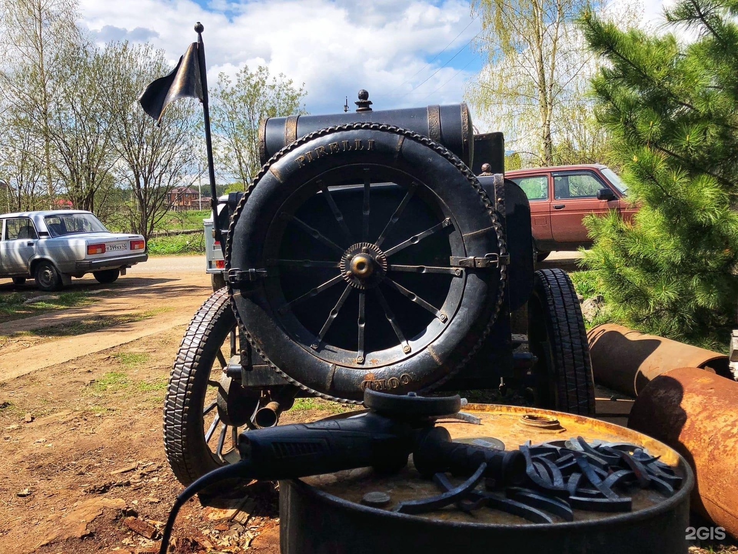 Авто кировском. «Автомобиль Itala 35/45 HP» памятник в Кирове. Арт объект в Зеленогорске автомобиль.