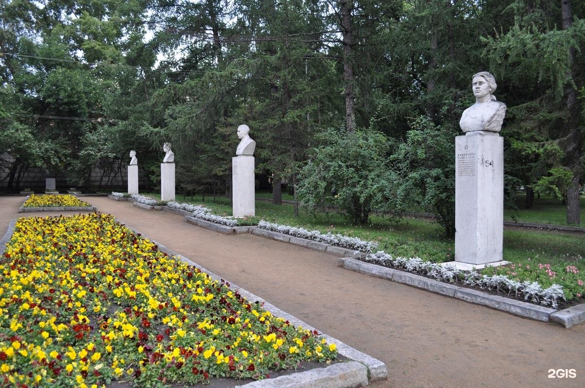 Сквер героев революции в новосибирске. Сквер революции Новосибирск. Новосибирский сквер героев революции. Памятник героям революции в Новосибирске. Мемориальный сквер павших в годы гражданской войны Новосибирск.