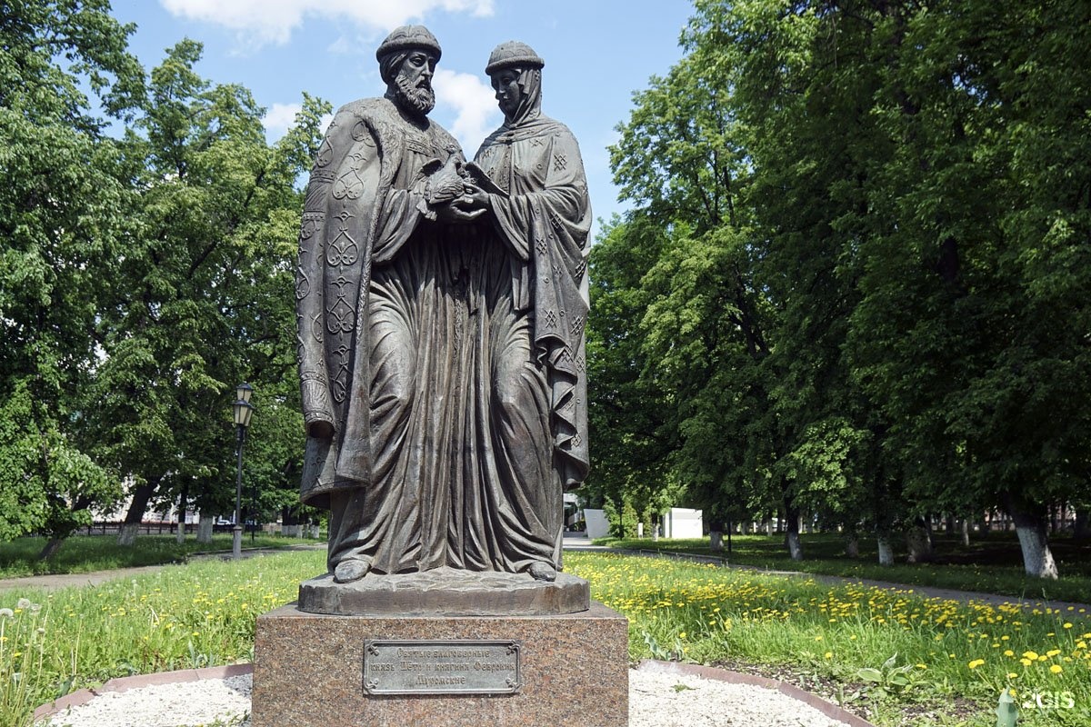 Памятники ярославль. Памятник Петру и Февронии в Ярославле. Памятник святым Пётру и Февронии Муромским Ярославль. Ярославль памятник Петру и Хавронье. Памятник Петру и Февронии в Новосибирске.